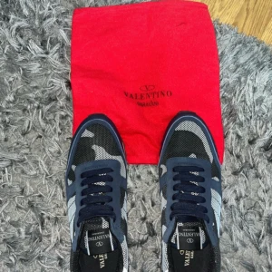 Valentino Garavani Rockrunner sneakers - Använd en gång