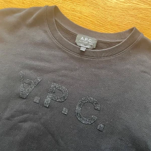 APC sweatshirt med logga  - APC sweatshirt med logga, loggan syns mycket tydligare i verkligheten. Inga defekter sitter fint på modellen som är 180,75 kg. Väldigt najs ✌️ 