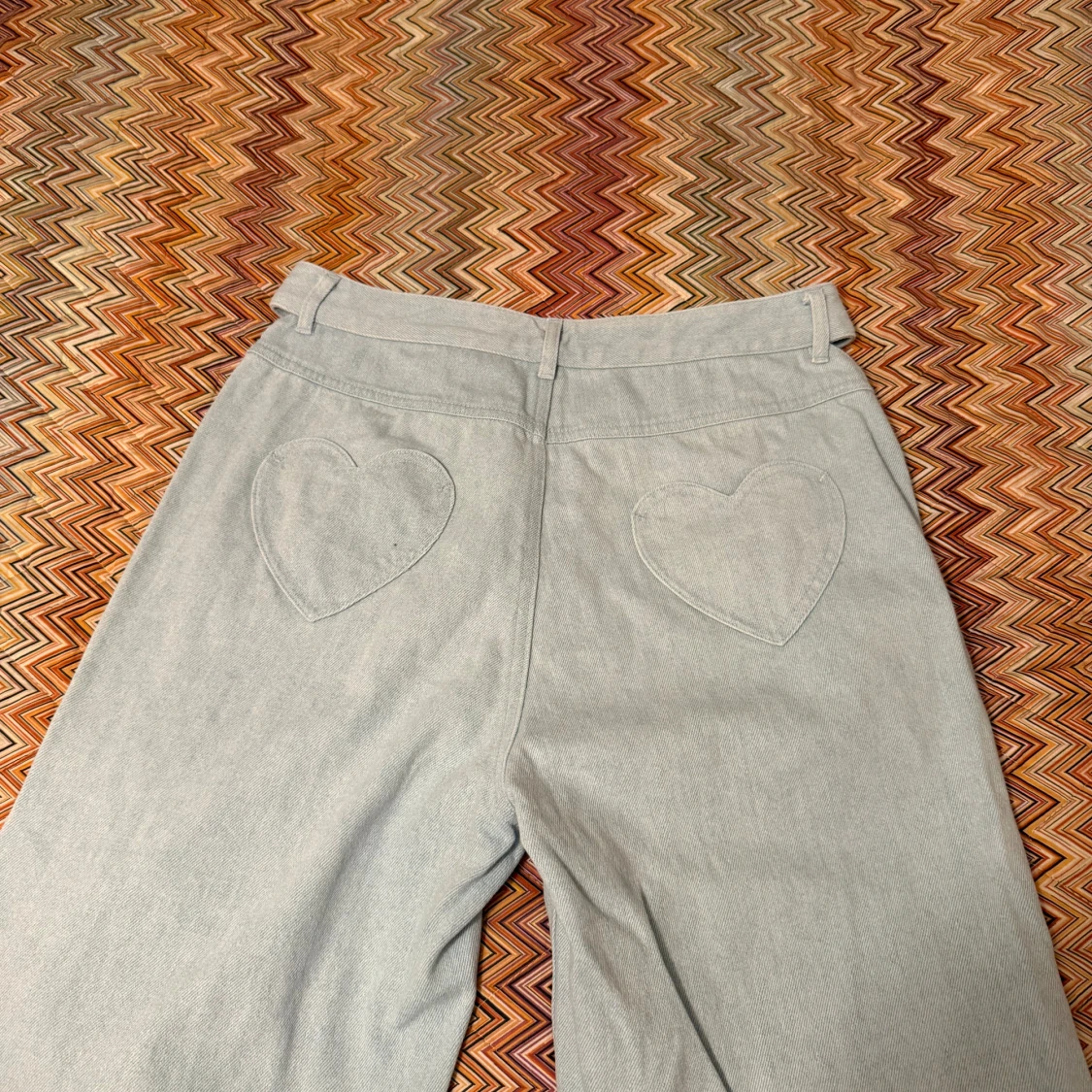 Ljusblå wide jeans med hjärt-fickor från Cloeys