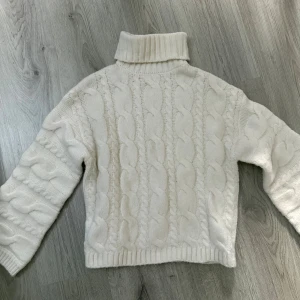 Polotröja - Fin stickad tröja med krage från Bik Bok, köpt begagnat så vet ej hur mycket den har används. Bra skick!💕Storlek Xs men skulle säga mer som S!