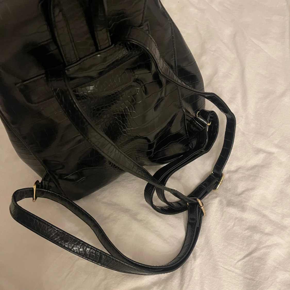 Svart ryggsäck med krokopräglad yta - 2