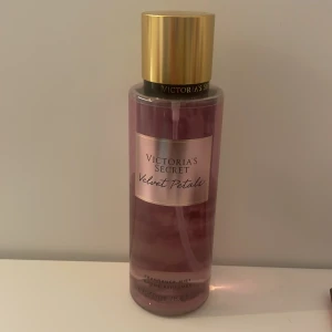 Victoria's Secret Velvet Petals mist - Fragrance mist från Victoria's Secret med namnet Velvet Petals. Volymen är 250 ml. Luktar sött men på ett fräscht sätt skulle jag säga. 