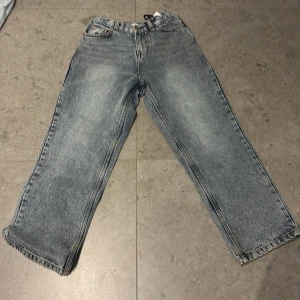 Blå raka jeans från Grunt - Modell GRHHamon Blue vintage jeans, passar till någon som är ca 155-160cm lång. Snygg ljus blå/grå färg. 