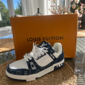 Lv sneakers strl 41/42 - Använda 3 gånger så inget som syns på dom, storlek 41/42
