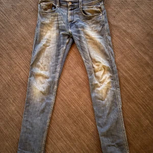 Replay Anbass  - Tja! Säljer mina replay anbass storlek 33/34. Haft dem ett tag så dem har fått en fetare tvätt skulle jag säga. Hör av dig om du undrar något! /Algot