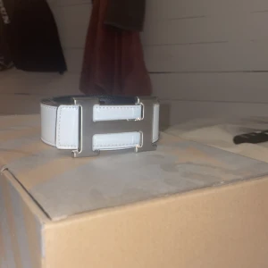 Stilrent vitt H bälte  - Mycket snyggt vitt bälte 