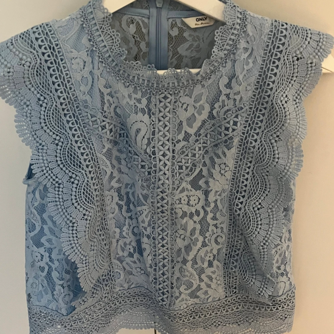Blå spetsblus från ONLY