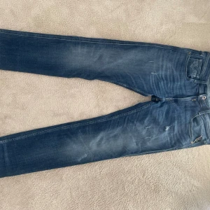 Replay Anbass jeans - Riktigt feta replay Anbass jeans med små skiktningdetaljer fram och bak. Storleken är 32/32