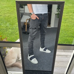 Dsquared2 jeans - Snygga gråa Dsquared2 jeans i storlek 32. Väldigt bra pris om man jämför med vad de brukar kosta nya (runt 8000 kr) 🤩                 Skriv ifall du undrar något 📩