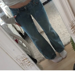 ljusblå bootcut jeans - Säljer ett par klassiska weekday jeans i ljusblå denim. Jeansen har bootcut passform, låg midja och femficksdesign. Perfekta för dig som gillar en tidlös och avslappnad stil.