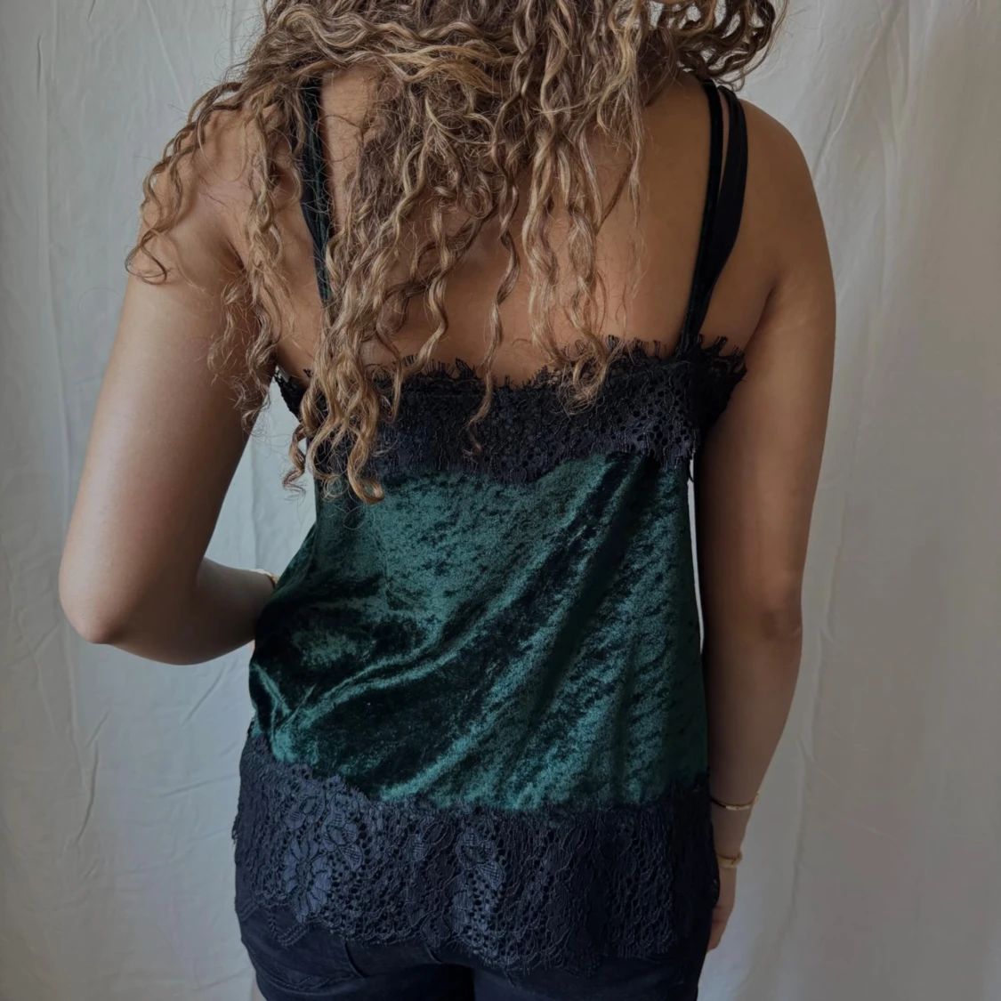 Grönt sammetslinne med spetsdetaljer - 2