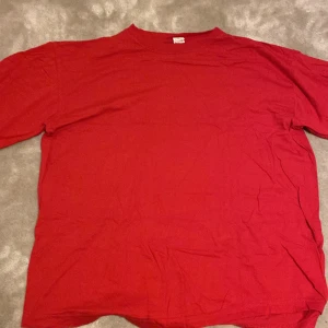 Röd T-shirt  - Oklart märke, men har aldrig haft något problem med den. 100% bomull, XL i storlek. Är öppen för ett lägre pris vid snabb affär. Om ni har några frågor skriv gärna!