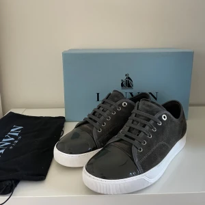 Grå lanvin cap toe  - Säljer nu dessa Gråa lanvin cap toe i uk 8 som passar 42-43 där allt og ingår, skorna är i bra skick där dem är tillfixade med sko-whitnercream så att sulan ska se extra vit och fräsch ut, skriv för fler bilder/frågor🙌🏼