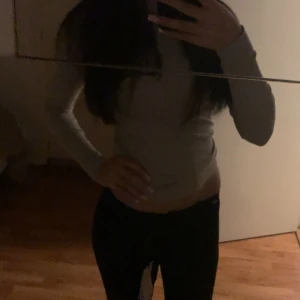 Svarta pleated flate jeans XS - Säljer dessa helt nya jeans från gina tricot med fina mönster och passar perfekt i storlek xs!har inte använd nån gång,pris lapp e kvar.ord pris är 399kr