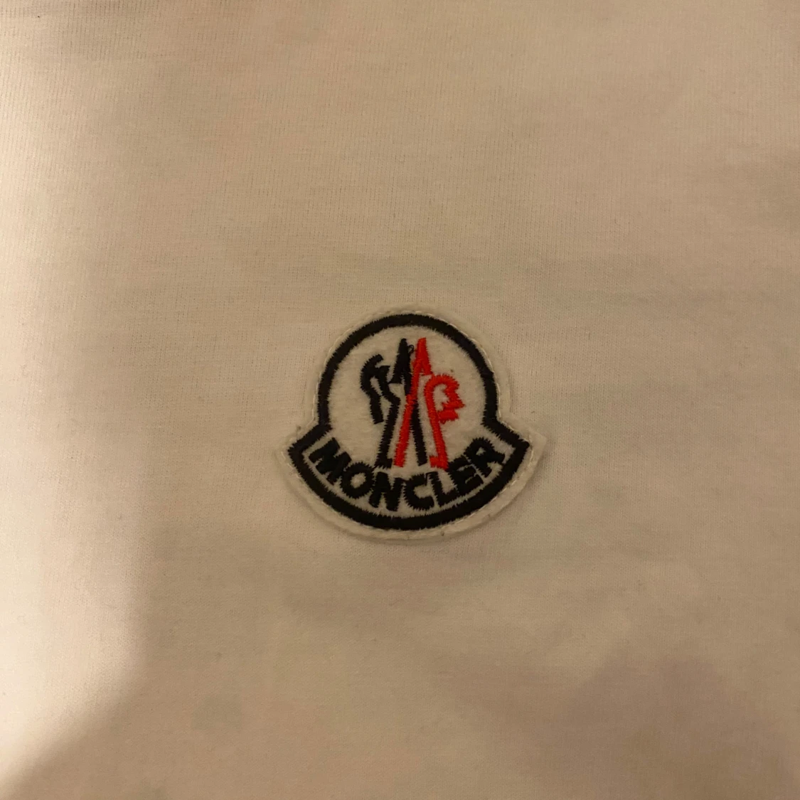 Vit märkes t-shirt - 2