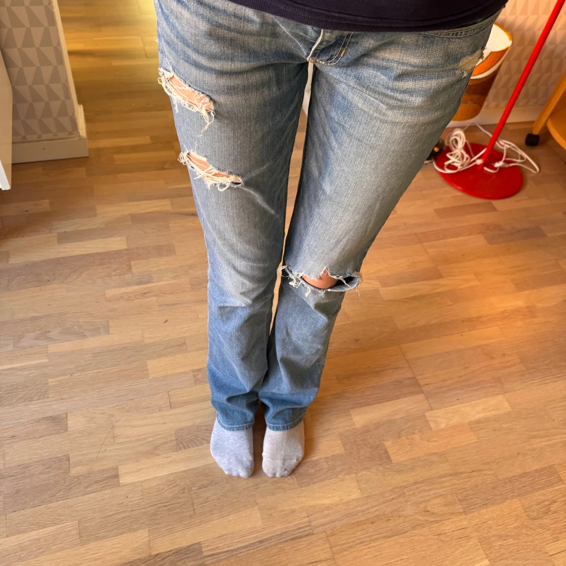 Hollister jeans med slitningar