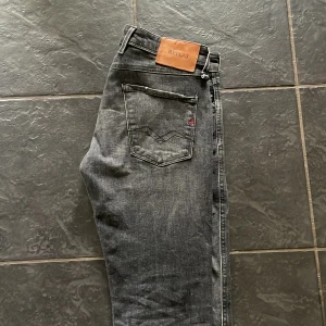 Replay jeans  - Säljer nu dessa svarta replay jeans med en snygg tvätt i riktigt bra skick då dom bara är använda ett få tal gånger. Nypris: 1200 mitt pris: 649. Skriv vid fler frågor eller funderingar. Prsiet går att diskuteras vid snabb affär!!