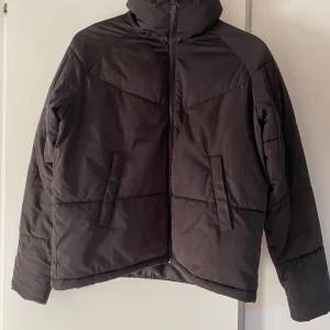 Svart vinterjacka från McKinley - Säljer en svart vinterjacka från McKinley i storlek 158/164. Hör av er vid frågor eller intresse:)