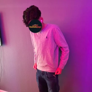 Grå crewneck från Ralph Lauren - Säljer en stilren grå crewneck från Ralph Lauren med klassisk broderad logga på bröstet. Tröjan har rund halsringning, långa ärmar och ribbade muddar. Perfekt för dig som gillar enkel och clean stil.