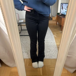 Svarta bootcut jeans från Lee - Säljer ett par svarta bootcut jeans från Lee💕W27 L31