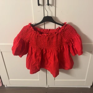 Röd offshoulder topp från Bik Bok - Snygg röd offshoulder topp från Bik Bok. Inte använt 