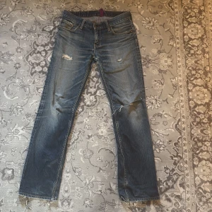 Levis 502 - Säljer dessa sällsynta levis jeans med unik lila färg. De har väldigt många coola detaljer och passar dig som vill ha en unik stil. Paret har även ett hål på knät men det är även väldigt snygg detalj. Det står att storleken är 30/33 men man kan säga att de är 32 i längt. Pris kan diskuteras.