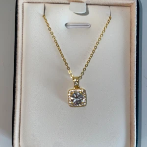 Moissanite Halsband - Moissanite halsband aldrig använt. Skickar endast ingen frakt kostnad.