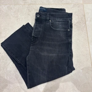 Gråa Valentino Jeans - Säljer dessa Feta Valentino jeans färgen grå, Det är endast testade och mycket bra skic, sitter som L, hör av dig vid intresse!!🎉Nypris ligger runt 7000!