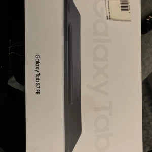 Samsung Galaxy TAB 7 FE - Praktiskt taget ny Galaxy Tab Samsung platta 7 FE 64 GB. Endast prövad. Inkluderar skal, skärmskydd, penna och original Samsung Galaxy TAB 7 FE förpackning. Elektroniskt kvitto finns. 