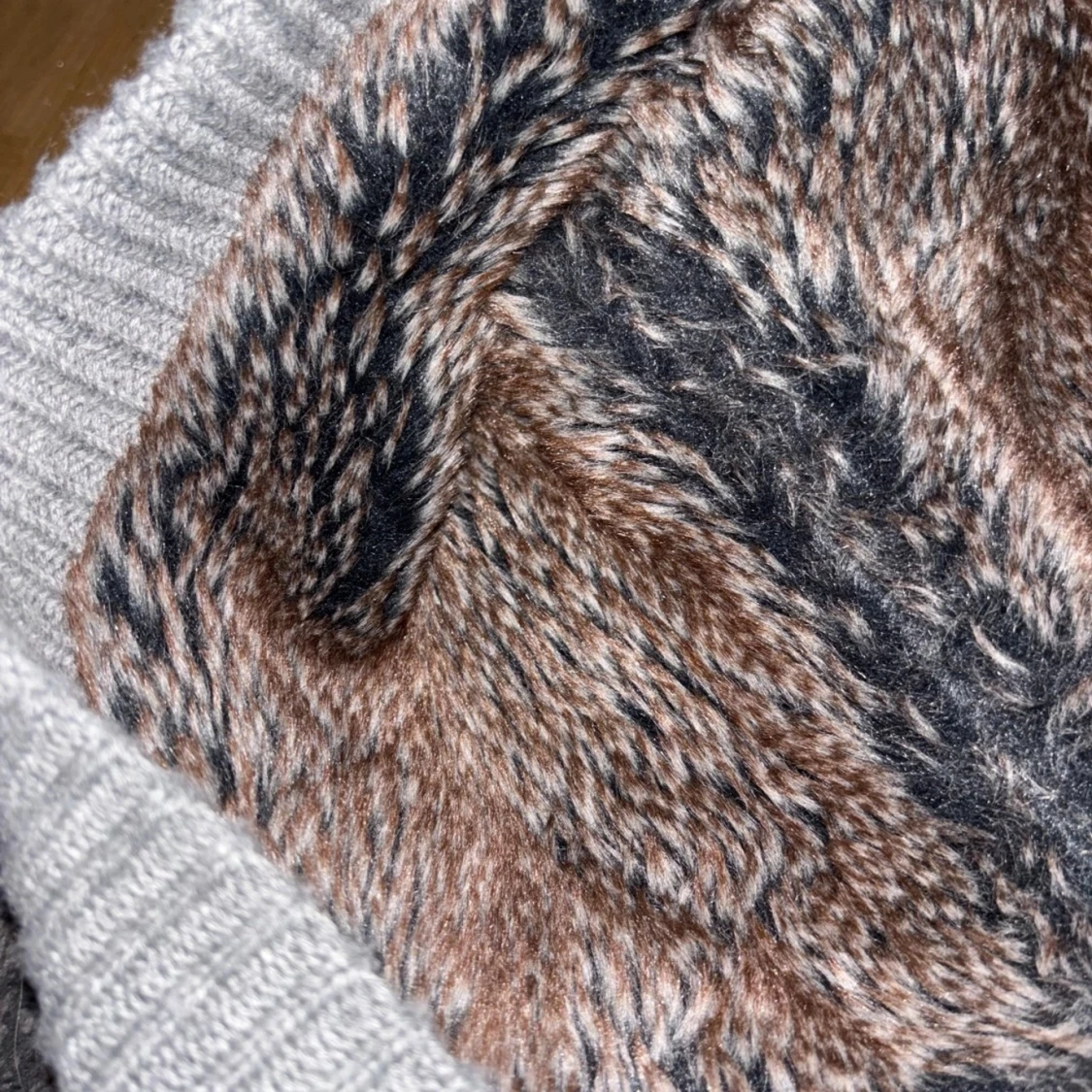 Grå stickad kofta med päls luva - 3