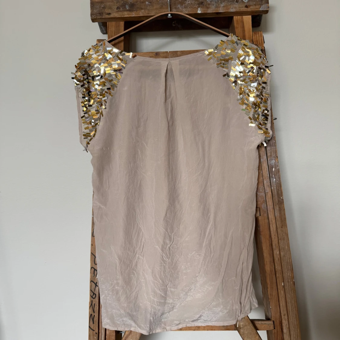 Beige blus med paljetter från Custommade - 2