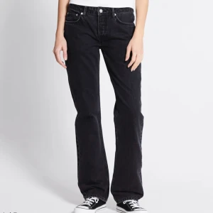 Svarta raka jeans från lager 157 - Svarta jeans från lager 157 med klassisk femficksmodell och raka ben. Jeansen har normal midja och är tillverkade i ett robust denimtyg. Perfekta för dig som gillar en enkel och stilren look. Ganska använda 💕