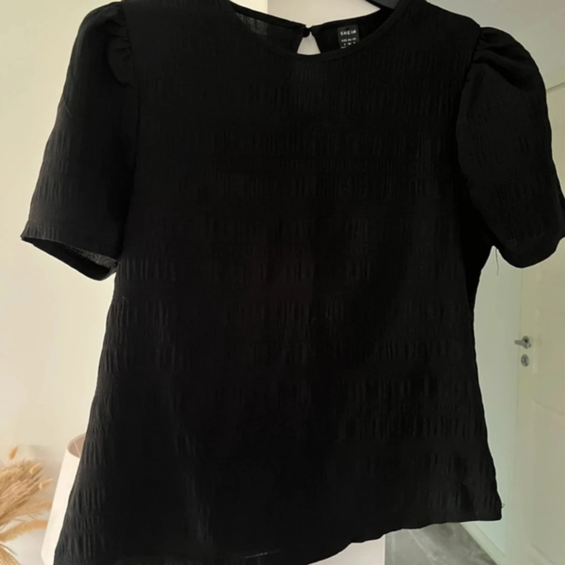 Svart blus med puffärm från SHEIN - 1