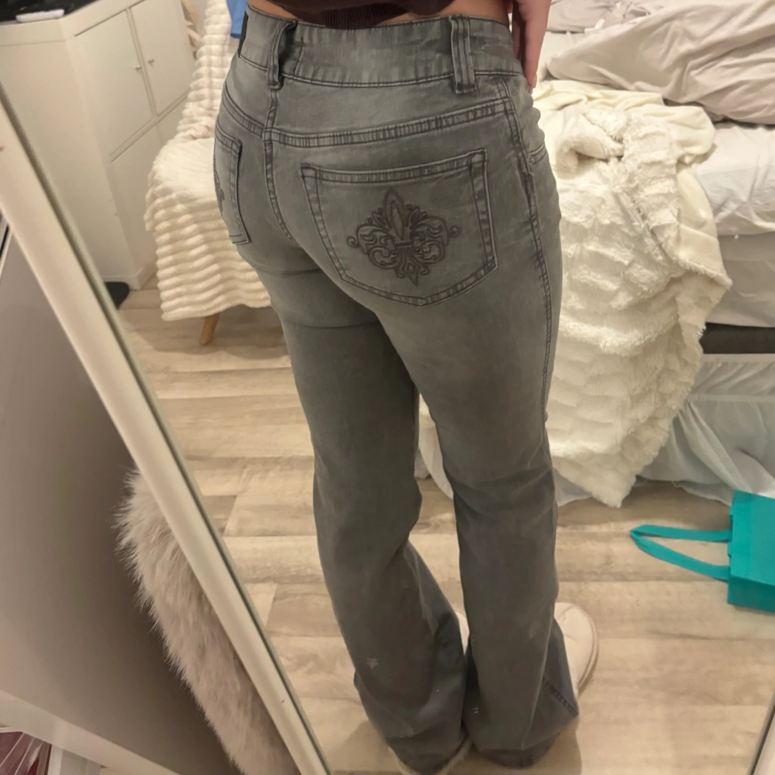 Grå jeans med broderad ficka från 157