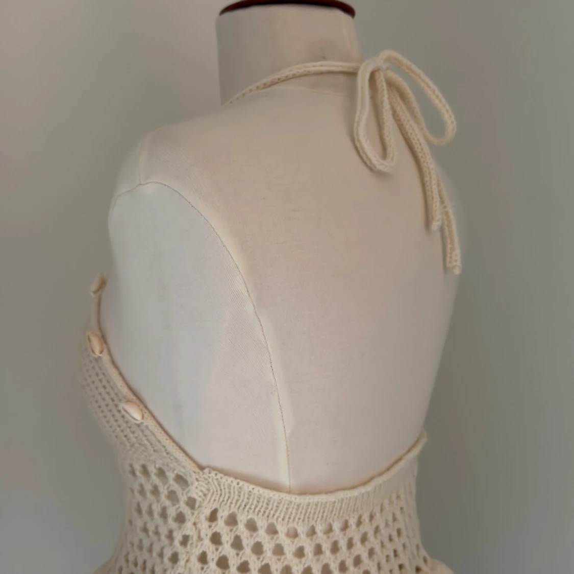 Stickad beige linnetopp med snäckor - 1