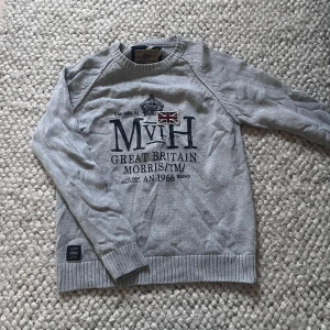 Grå stickad tröja från Morris🙌🤩 - Snygg grå stickad tröja från Morris i storlek S🤩🙌