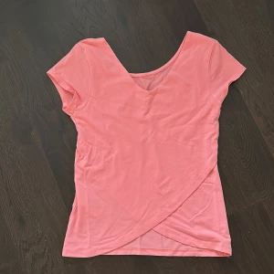 Rosa omlottopp från Cubus - Säljer en rosa omlottopp från Cubus i mjuk bomullsmix. Toppen har korta ärmar, v-ringning och en snygg omlottdetalj framtill. Perfekt för dig som gillar en enkel men ändå trendig look. Säljer även i vit.