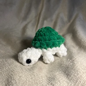 Grön sköldpadda - Supersöt liten sköldpadda som är ca 7 cm hög❤️Den är Säkerhetsögon som inte rekommenderas för barn under tre år! 