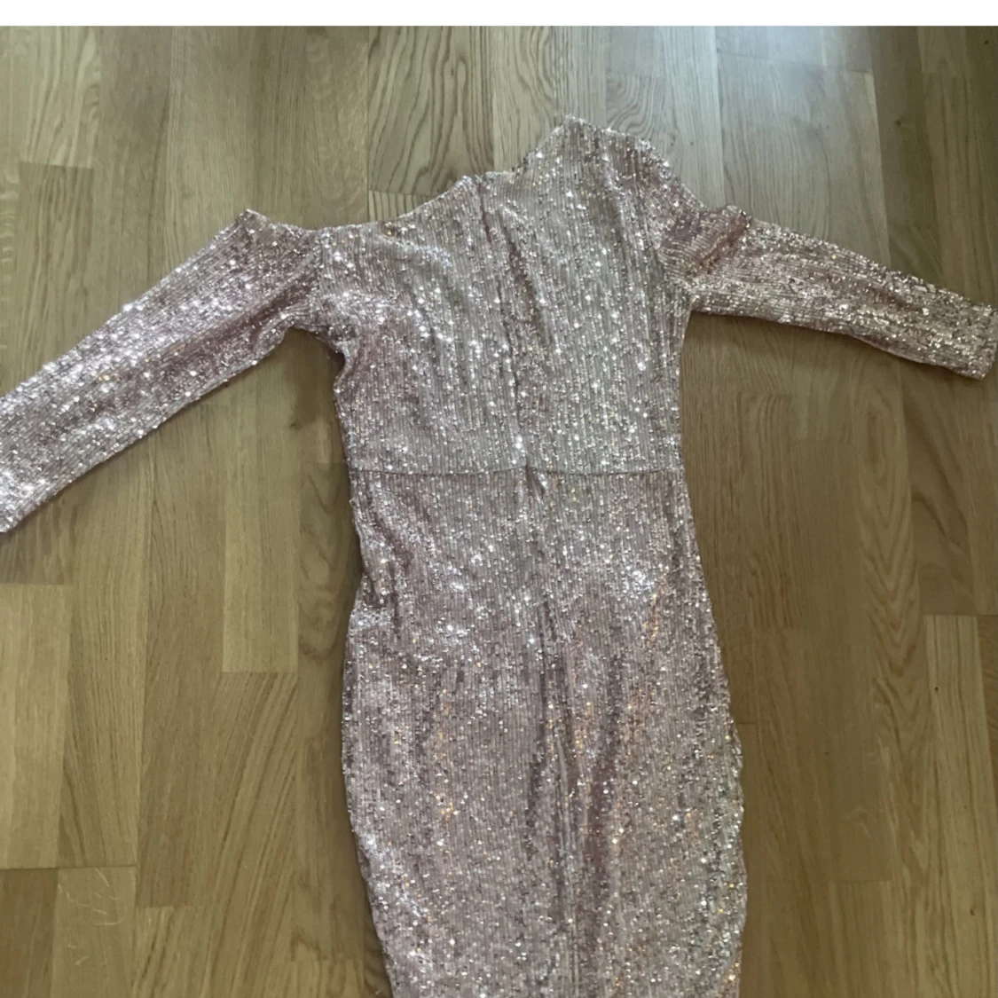 Glittrig champagnefärgad långklänning