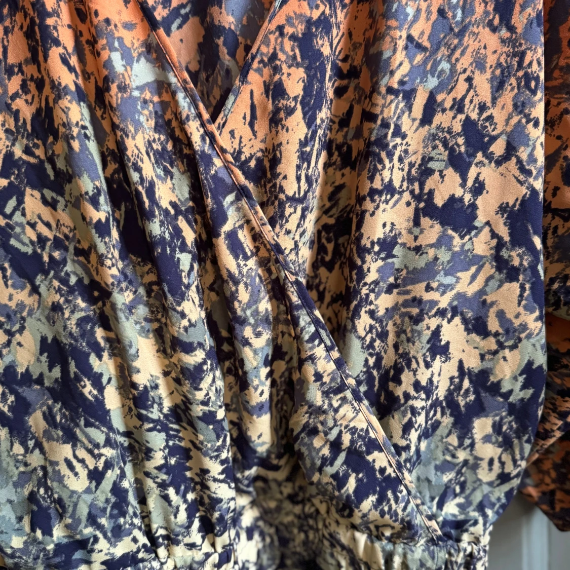 Mönstrad omlottklänning  - 4