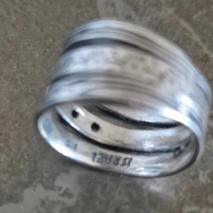  Ny, Äkta silverring med blå stenar - Ring inköpt i Gbg . Stilen är lite viking,goth .Äkta silver och ringen har stämpel på insidan.