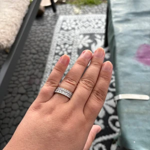 Aldo (Silverring med glittriga stenar) - Snygga silverfärgade ringar. med två rader av glittrande stenar som ger en lyxig känsla. Perfekt för dig som gillar stilrena och eleganta smycken med extra bling. Ringarna har en klassisk form och passar till alla tillfällen.