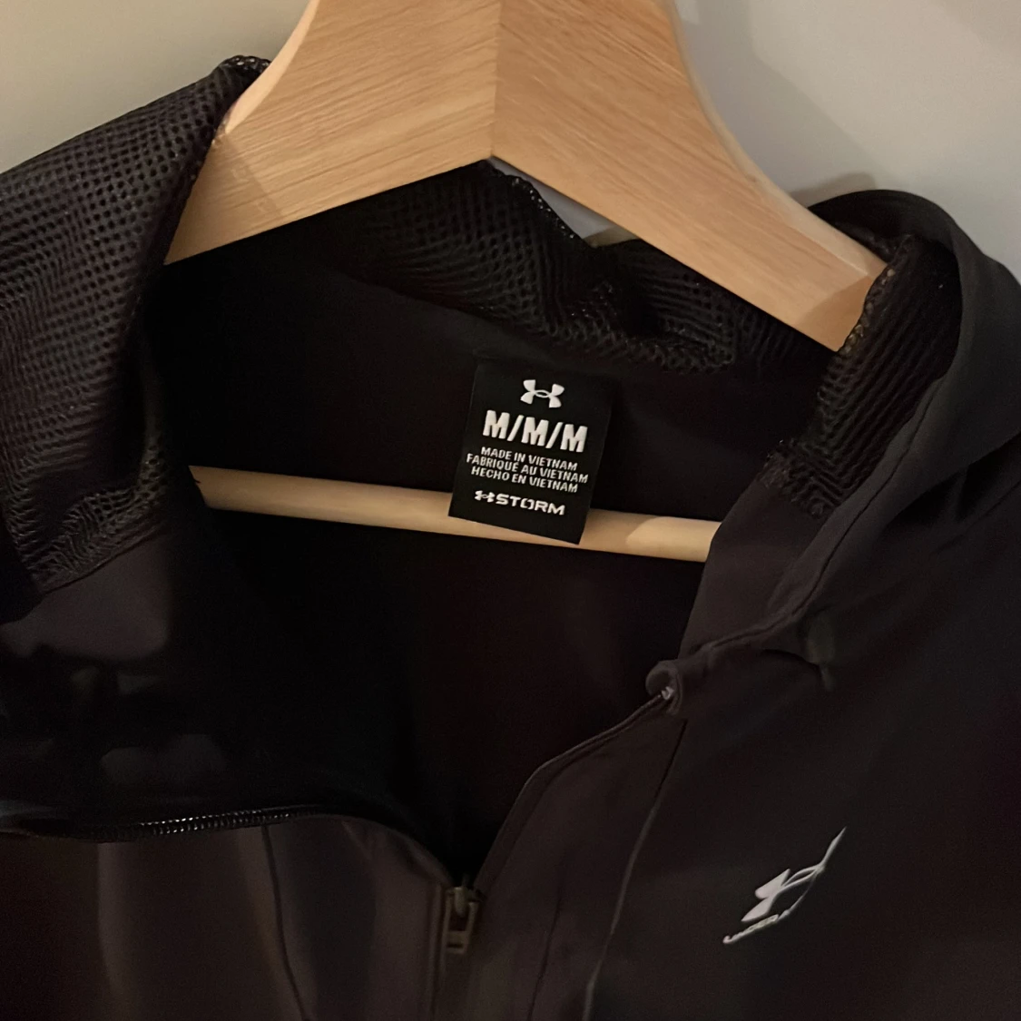 Svart vindjacka från Under Armour - 2