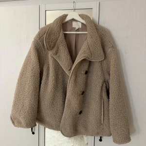 Beige teddykappa - Köpt på plick sedan innan, fortfarande i bra skick! Säljer på grund av ingen användning. 