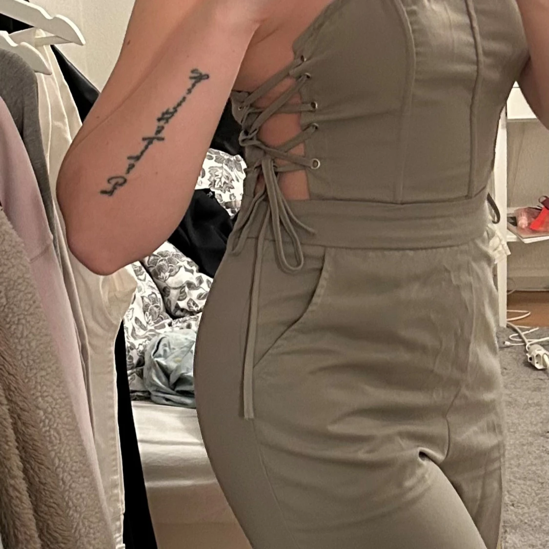 Khaki jumpsuit med snörning i sidan