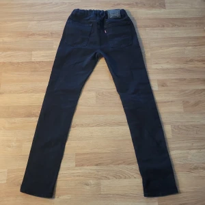 Svarta Levis Jeans  - Dessa har aldrig använts, har inga defekter men kan ej visa hur de sitter på för de är för små för mig. Storlek: 16A, 176 cm.Nypris: 1000