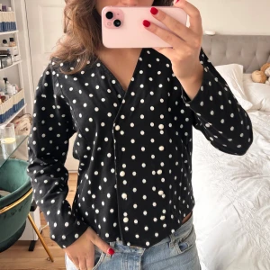 Kofta -  Så fin prickig kofta