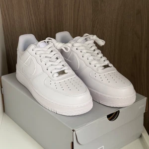 Air force 1 - Vita Air Force 1, storlek 42,5. Skorna är oanvända och kommer med originalkartong. 