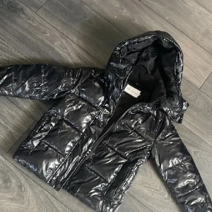 Glansig pufferjacka från Calvin Klein  - Säljer Calvin Klein jacka eftersom jag skaffat en ny vinterjacka, köpt på vinted under förra vintern. Inte min bild! Skriv privat för fler bilder❤️
