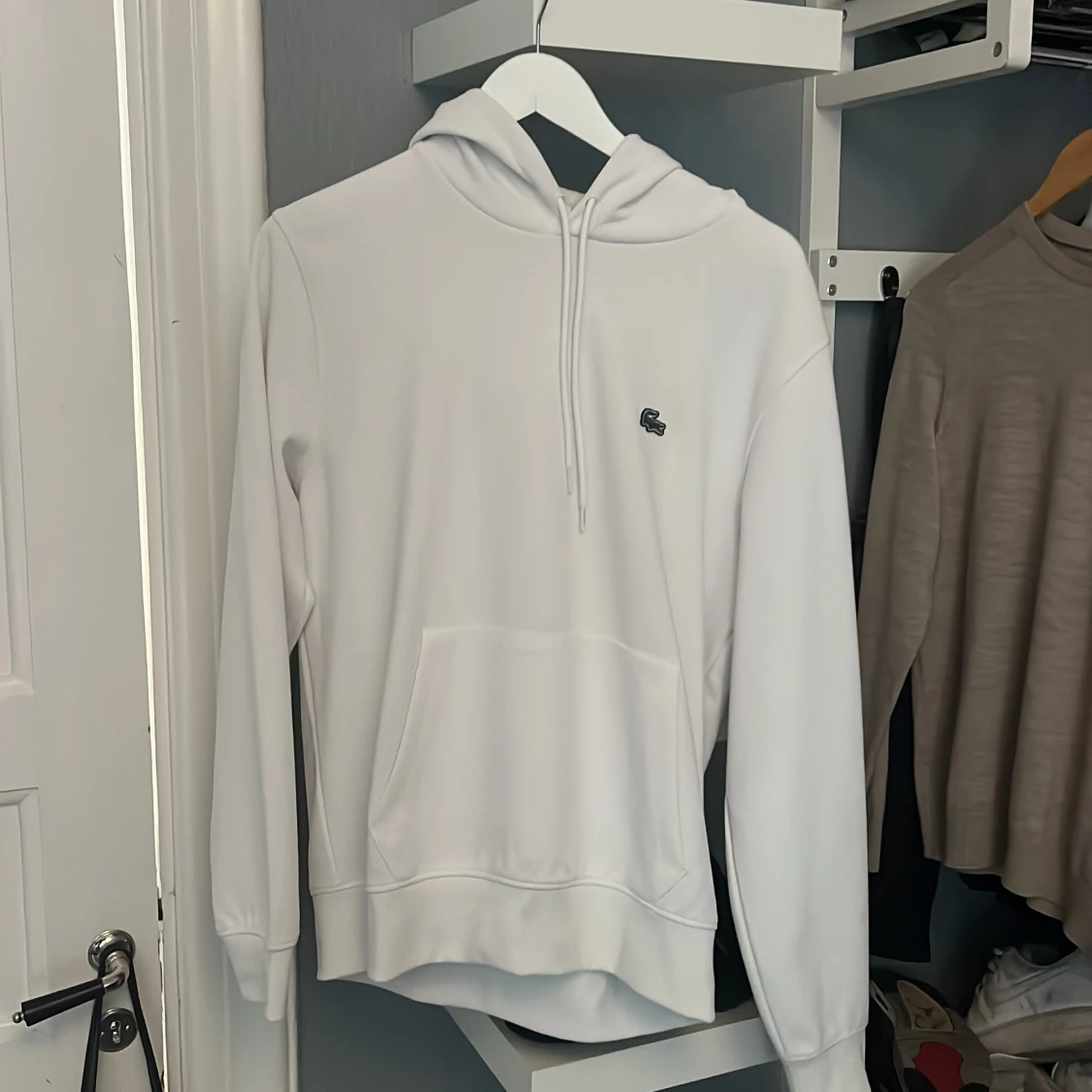 Vit hoodie från Lacoste med huva